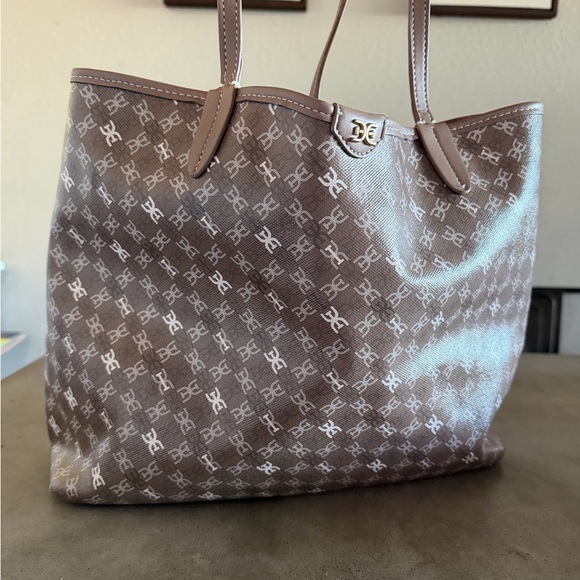 Elegant Brown Tote Bag with Pouch - Picture 2 of 5
